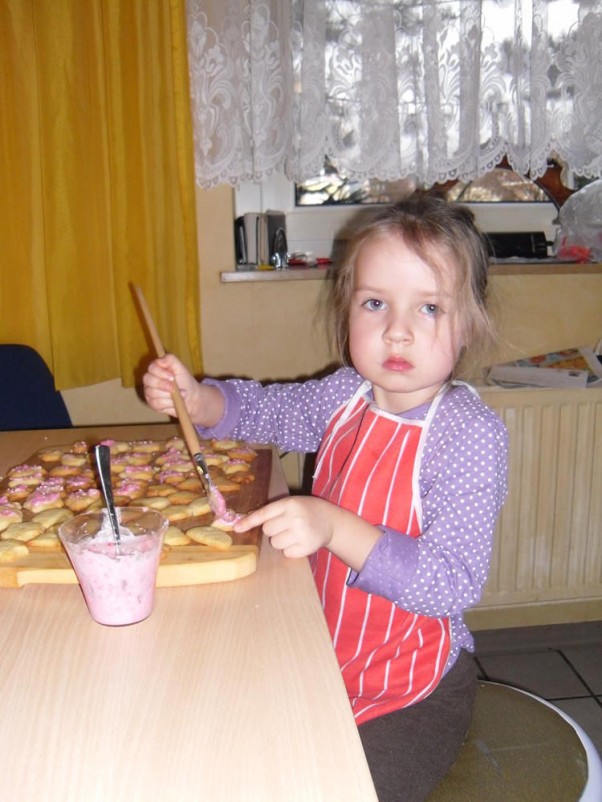 robienie ciasteczek mama tylko w\\trabia ciasto potem zajmuje sie ja robieniem roznych ciasteczek sloneczka jsiezycez foremek potemj krem daje na nie i ukladam na blasze do pieczenia i mama wklada do piekarnika bo jest nagrzany jak sa gotowe toka sana wyciagam