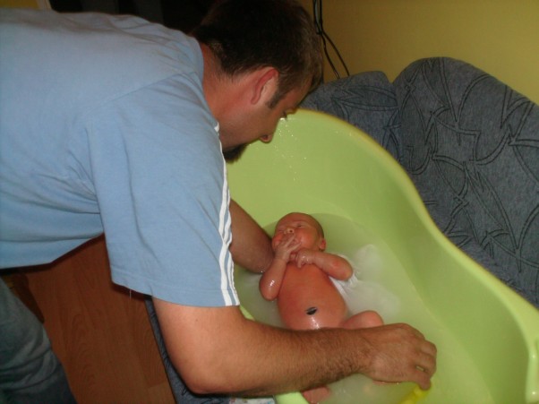 pierwsza kąpiel w domu z tatą 