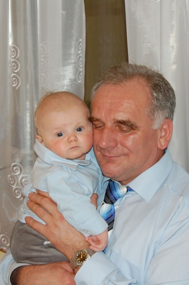 Niepowtarzalne uczucie  pomiędzy dziadkiem i wnuczkiem, zawsze pewnie w ramionach dziadka &#45; Bartek i Dziadek