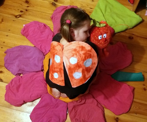 Gdy biedronka znalazła truskawkę Moja córeczka ma wiele wspaniałych pomysłów na udaną zabawe!!
