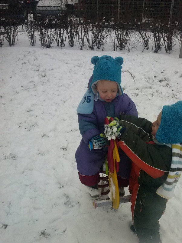 Zdjęcie zgłoszone na konkurs eBobas.pl \na  kto  powiedział     ze    nie  mozna   się   pohustac   na  koniku     podczas  zabaw sniegowych   