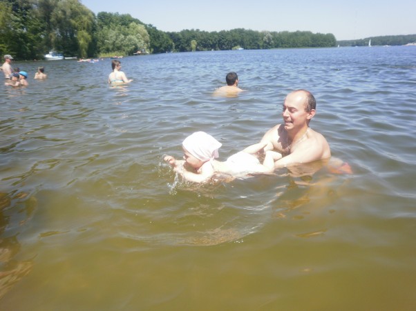 Zdjęcie zgłoszone na konkurs eBobas.pl w wodzem z sie czuje się jak ryba ,a jak jeszcze jestem z tatusiem to  juz swietnie :&#41;