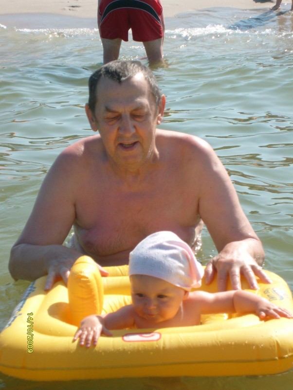 Zdjęcie zgłoszone na konkurs eBobas.pl Dziadzia   uczy  mnie  pływac  