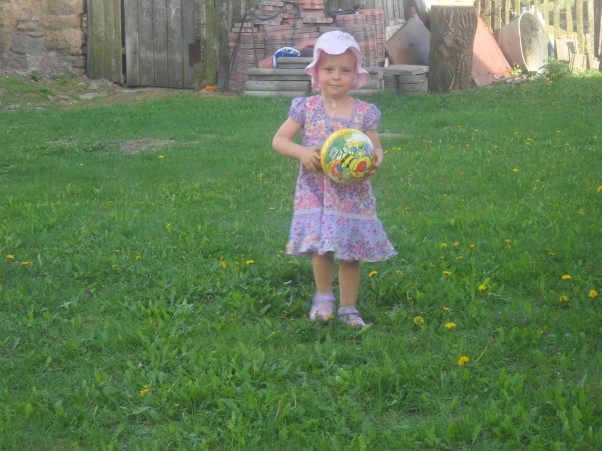 Zdjęcie zgłoszone na konkurs eBobas.pl Moja    mała   dama     gra   w  piłke      