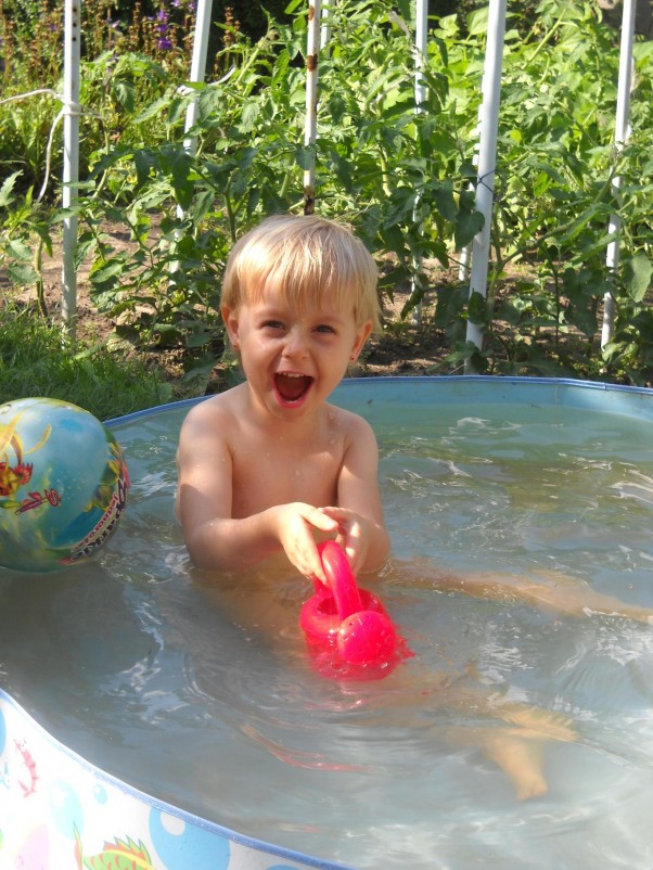Zdjęcie zgłoszone na konkurs eBobas.pl Acha  jak  przujemnie      popluskac   sie w   baseniku  !  