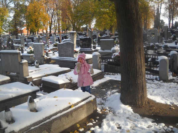 Zdjęcie zgłoszone na konkurs eBobas.pl Natalka  lat   3   i  na  cmentarzu     znajdzie   sobie   zajęcie     aby  sie  nie    nudzic     gdy    rodzice   sprzątaja    groby      