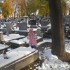 Natalka  lat   3   i  na  cmentarzu     znajdzie   sobie   zajęcie     aby  sie  nie    nudzic     gdy    rodzice   sprzątaja    groby      