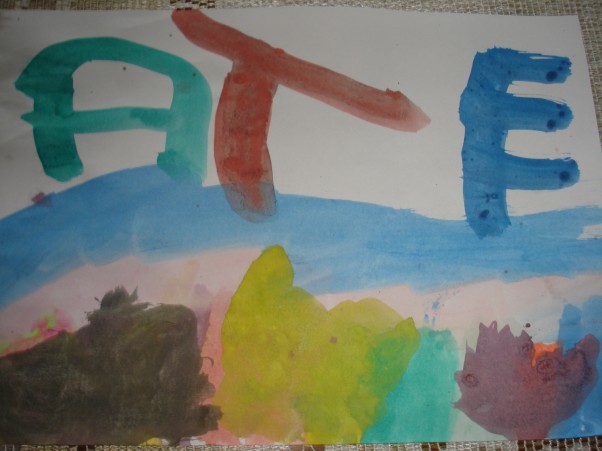 Zdjęcie zgłoszone na konkurs eBobas.pl Weronika lat 3 latka i 10 miesięcy narysowała kolorową trawkę ,według niej u góry pisze&quot;Dla kochanego tatusia&quot;