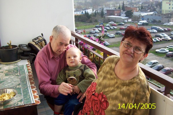 Z dziadkiem i babcią na balkonie :&#41; 