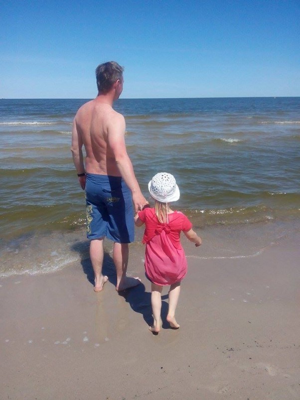 Zdjęcie zgłoszone na konkurs eBobas.pl Marysia z tatą nad morzem chodzenie w piasku ,brodzenie w wodzie  to wspaniały masaż  nóg.Iśc  można tak bez końca .