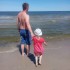 Marysia z tatą nad morzem chodzenie w piasku ,brodzenie w wodzie  to wspaniały masaż  nóg.Iśc  można tak bez końca .