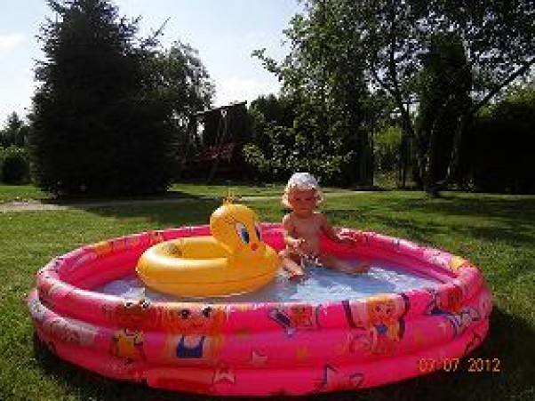 Marysia w baseniku Marysia  uwielbia się  kąpać  jest w swoim  żywiole  kiedy słoneczko  świeci i może  taplać się  w wodzie 