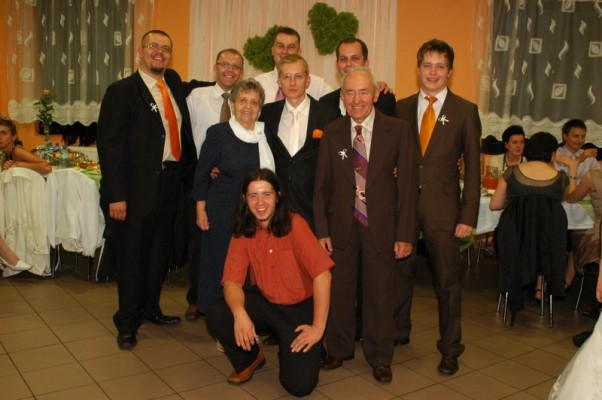 Zdjęcie zgłoszone na konkurs eBobas.pl Babcia Marysia i dziadek Staszek z wnukami &#45; dla nich zawsze będziemy &quot;bobasami&quot;.\nDziękujemy Wam za serca, które nam oddaliście!!!