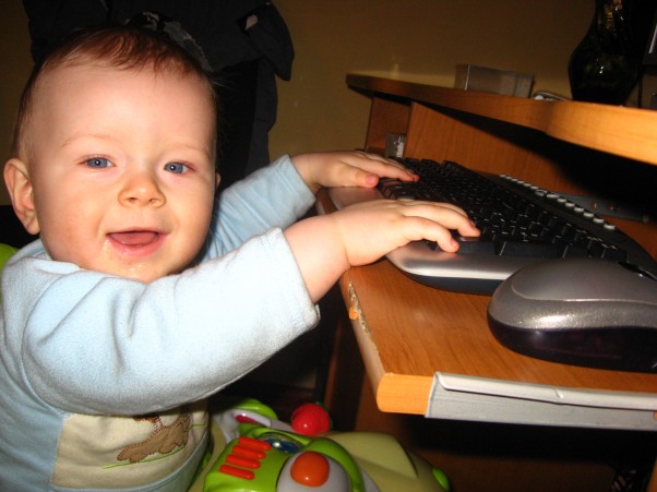 komputerowiec nasz synek uwielbia komputer jak widać na załączonym zdjęciu radochę ma największą :D