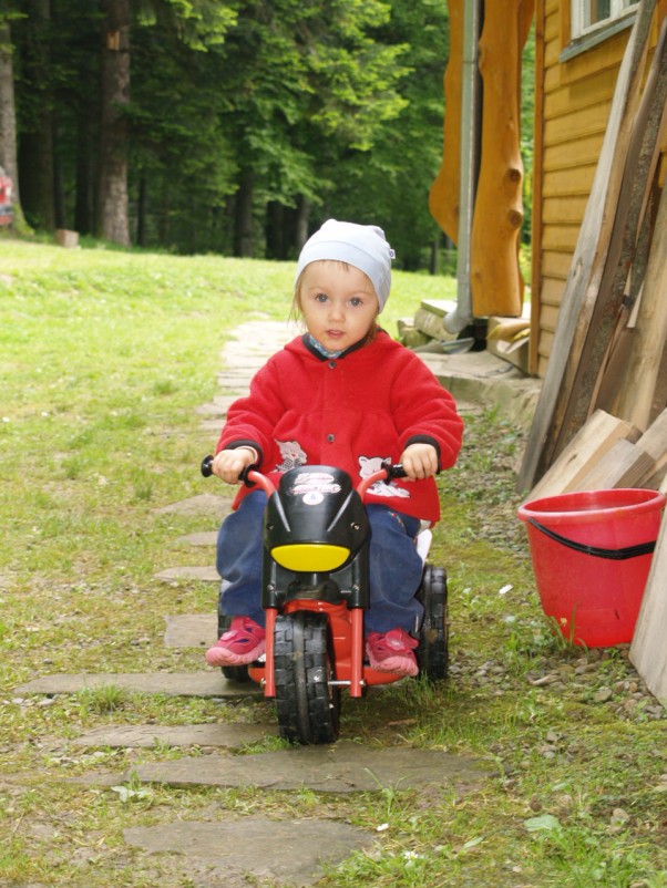 Zdjęcie zgłoszone na konkurs eBobas.pl Taka mała, a już kocha motocykle jak tatus :&#41;