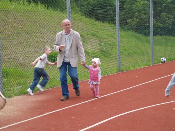 Zdjęcie zgłoszone na konkurs eBobas.pl Z wujkiem biegam po boisku :&#41;