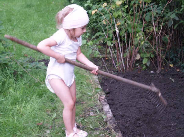 Mała ogrodniczka Nawet od grabek ciężko odpędzić 3 letnią Lili :&#41;