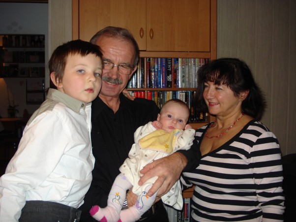 Zdjęcie zgłoszone na konkurs eBobas.pl Babcia Ania,dziadek Krzysztof i kochane wnuki  Kacperek i trzymiesięczna Kinga.