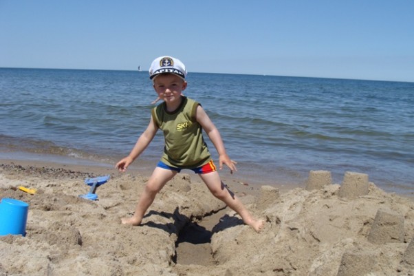 Budujemy mosty... Nie ma to jak budowa mostów na plaży! 