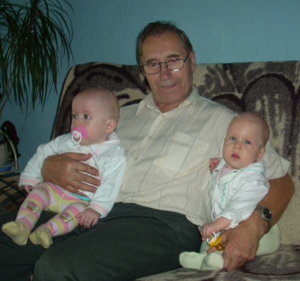 Zdjęcie zgłoszone na konkurs eBobas.pl Dumny Dziadek Irek z wnuczkami bliźniaczkami Nikolką i Angeliką :&#41;