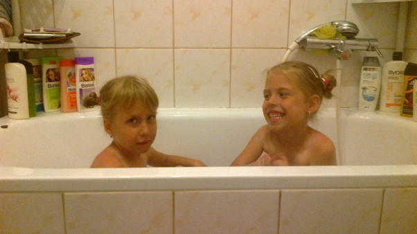 Nikola i Angela Moje córeczki Z lewej Angela i Nikola kochają się kąpać to ich żywioł :&#41;