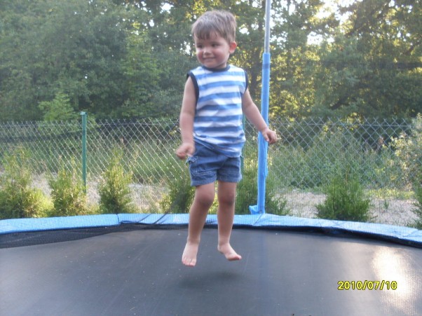 Zdjęcie zgłoszone na konkurs eBobas.pl Matuś na trampolinie &#45; najlepsze szaleństwo!