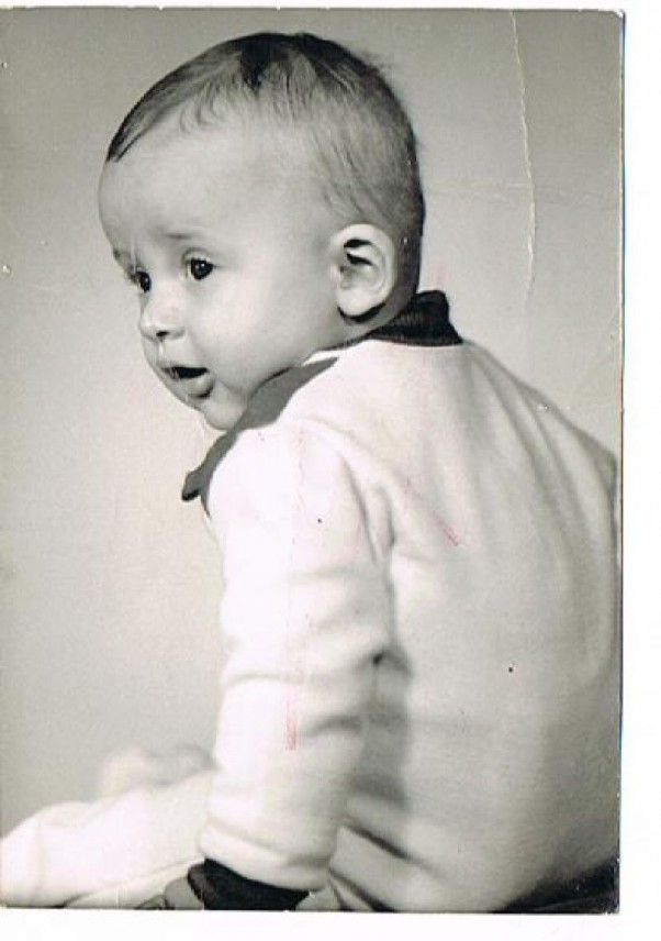 Zdjęcie zgłoszone na konkurs eBobas.pl Tak 29 lat temu wyglądał mój starszy brat.&lt;br /&gt;Dziś jest chrzestnym mojego synka.&lt;br /&gt;Pamiętacie te słynne sesje z okazji pierwszych urodzin ??? czarno &#45;białe, śliczne , pamiątka na całe życie. &lt;br /&gt;Z okazji 1 urodzinek życzę Ci E&#45;bobasie , wielu gości  i kolejnych lat spędzonych w gronie wiernych internautów oraz duużo radości:&#41;