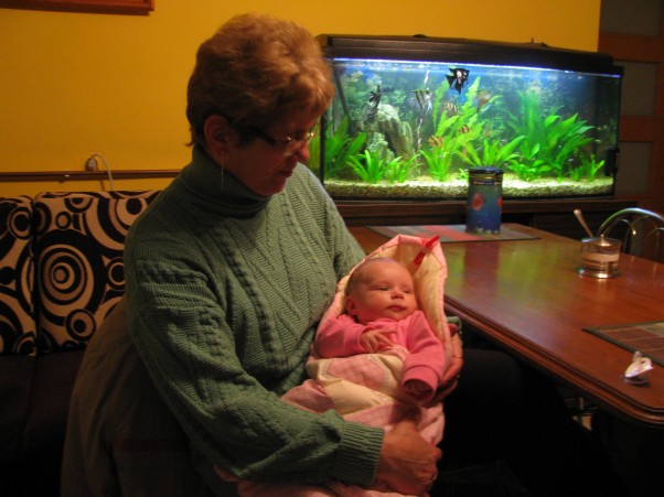 Babcia i moje rybki. Na rękach u babci widzę cały świat.\nA ile jeszcze ciekawostek zobaczę...