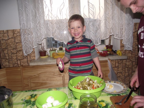 Zdjęcie zgłoszone na konkurs eBobas.pl  Uwielbiam w kuchni ciągle pomagać, więc teraz pomagać bedzie mi tata! \nZ mała pomocą tatusia moja sałatka bedzie pyszniutka.    Mały kuchcik 