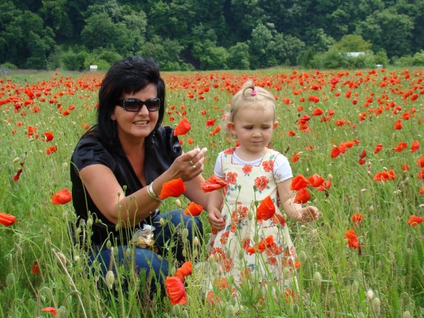 Babcia Marysia z Wiktoria Babcia z wnusią na łące z maków