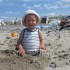 Raz na plaży sobie stałem,\nmorskie fale podziwiałem.\nPodziwiałem żółty piach\ni tłum taki, że aż strach!\nPodumałem, popatrzyłem,\npodziwianiem się zmęczyłem.\nZawołałem: &#45; Ten, kto chce,\nniech podziwia teraz mnie! :&#41;&#41;