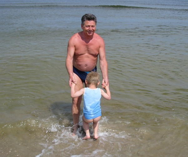 letnia frajda wnuk z dziadkiem szaleją nad morzem